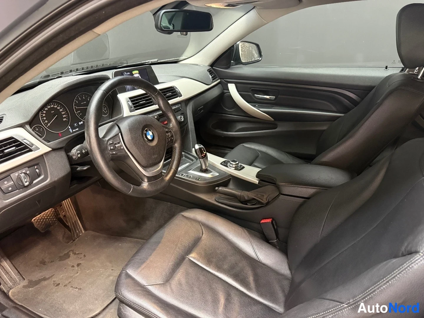 Musta BMW 420i 2014, ohjaamo, kuva 9
