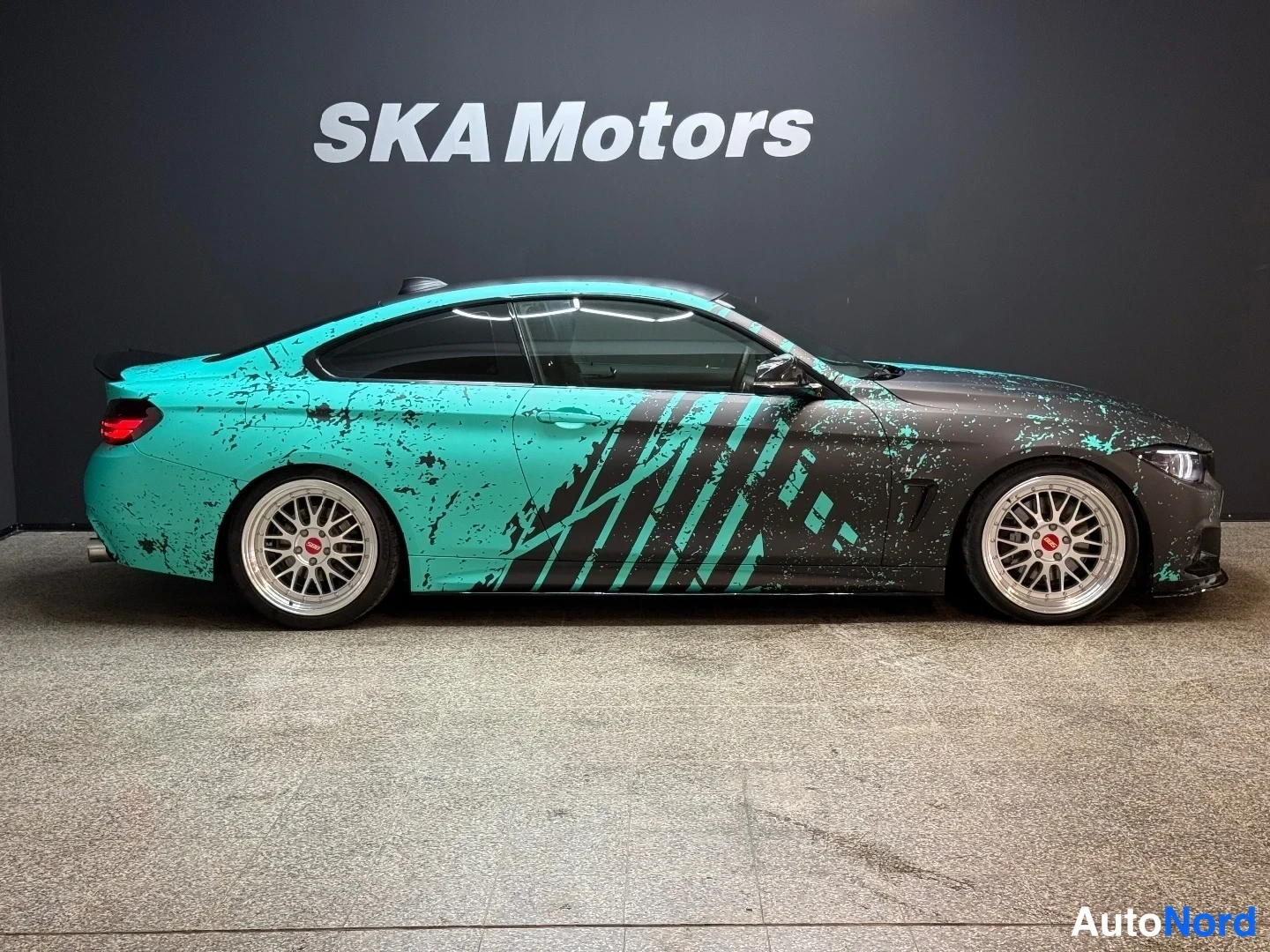 Musta BMW 428i 2014, sivulta, kuva 4