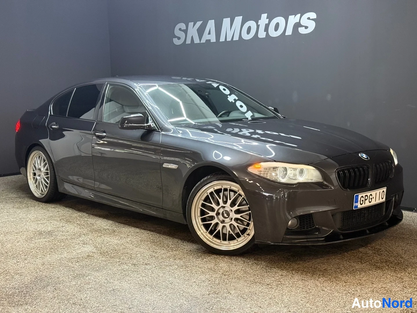 Musta BMW 535i xDrive 2011, etuviisto, keula oikealle, kuva 2