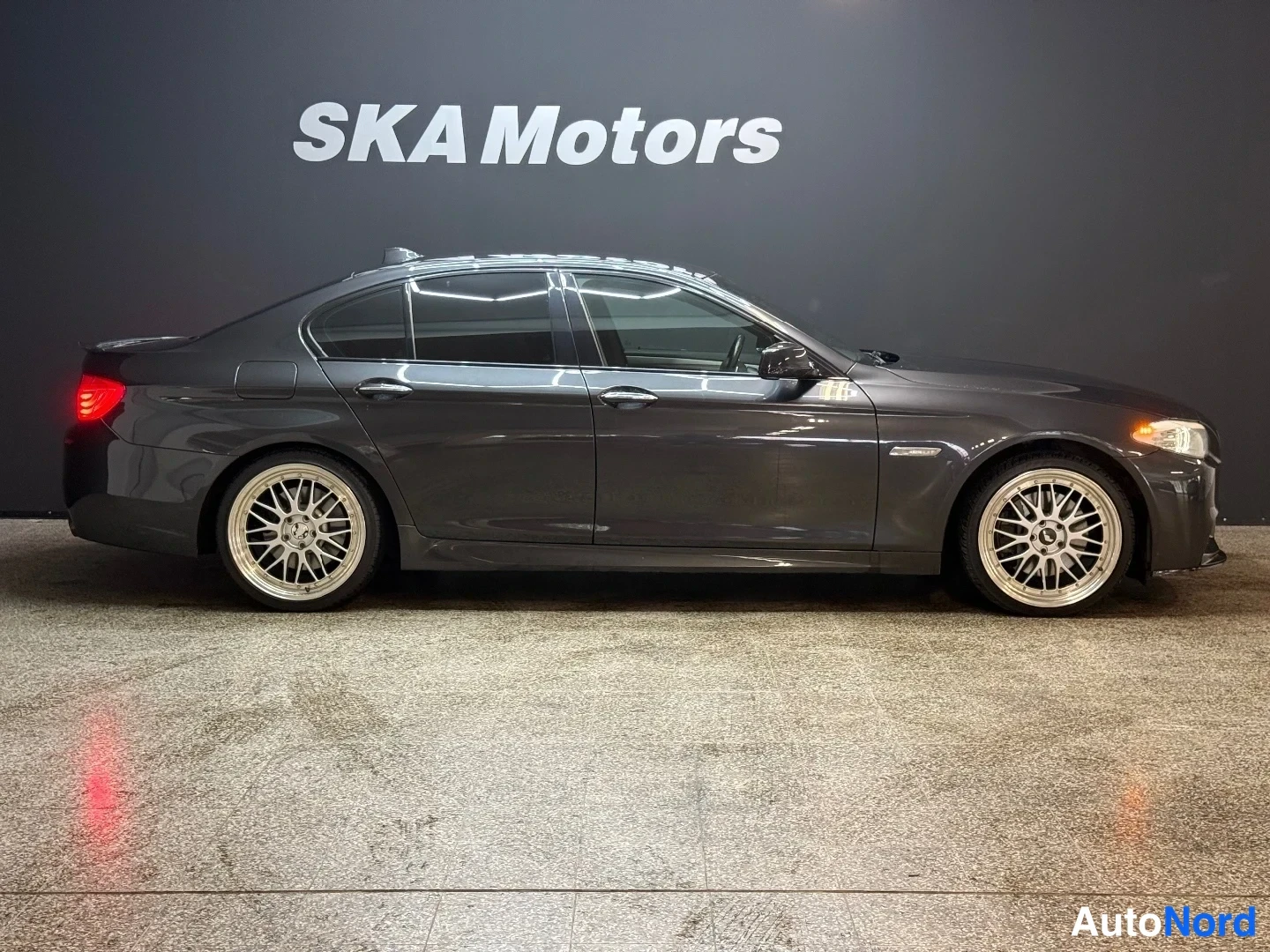 Musta BMW 535i xDrive 2011, sivulta, kuva 4