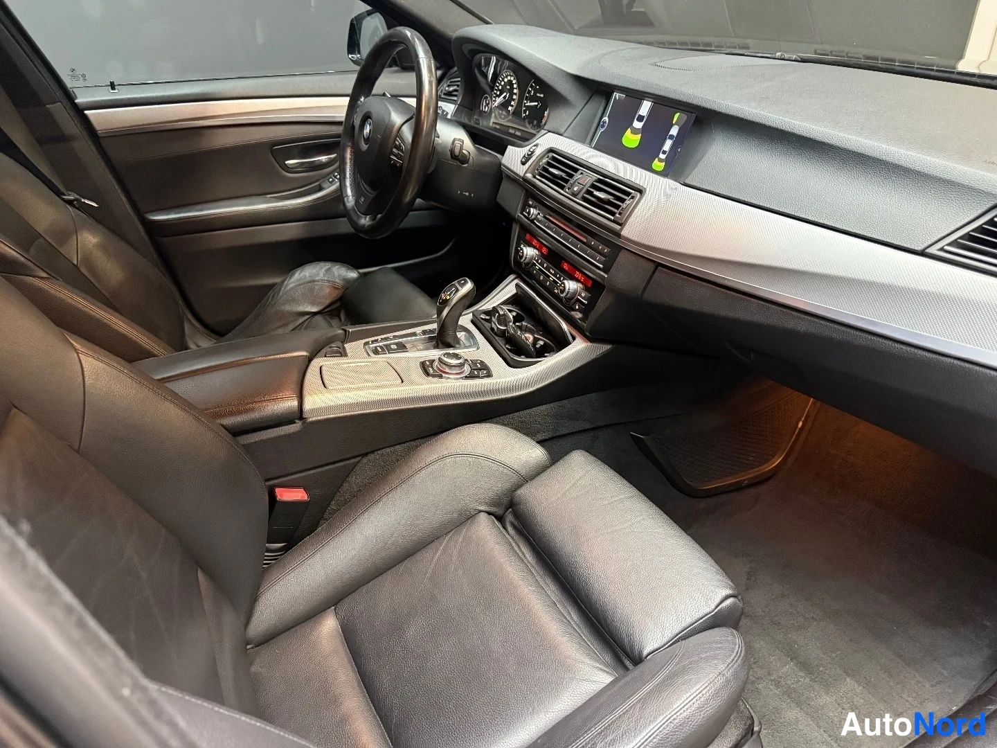 Musta BMW 535i xDrive 2011, ohjaamo, kuva 10