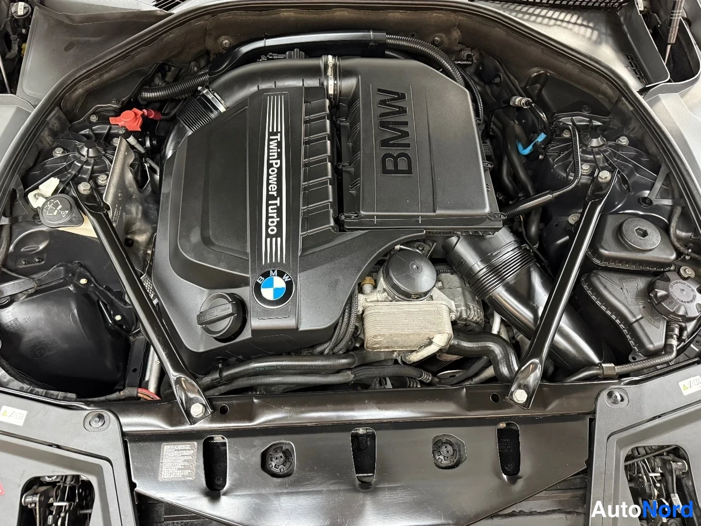 Musta BMW 535i xDrive 2011, moottoritila, kuva 13