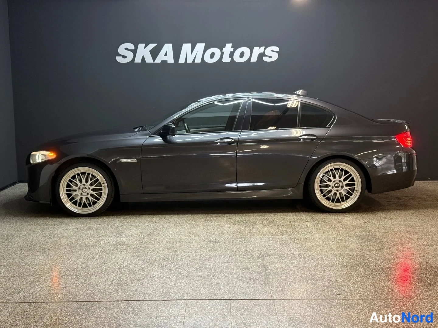 Musta BMW 535i xDrive 2011, sivulta, kuva 5