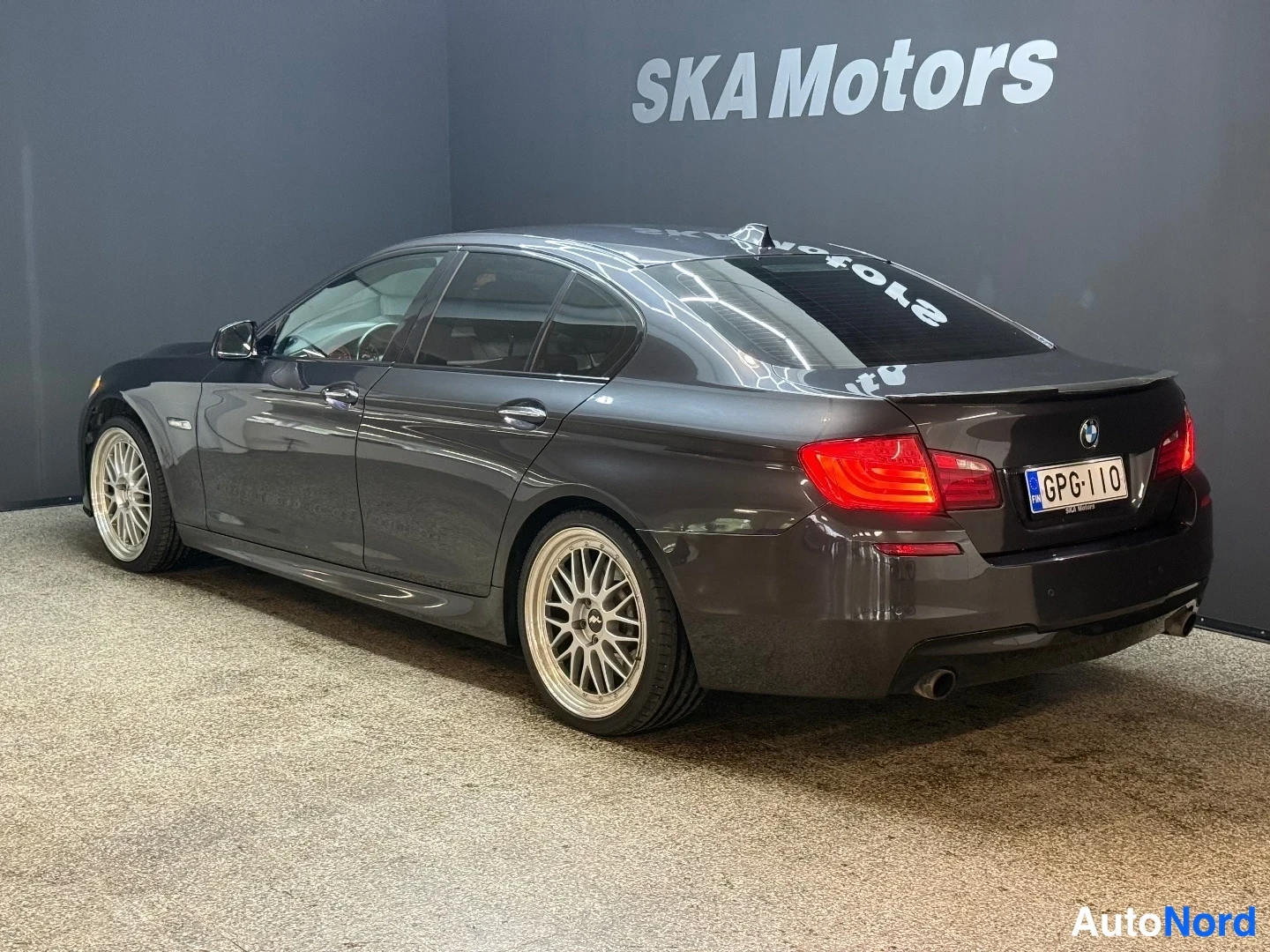 Musta BMW 535i xDrive 2011, takaviisto, kuva 6