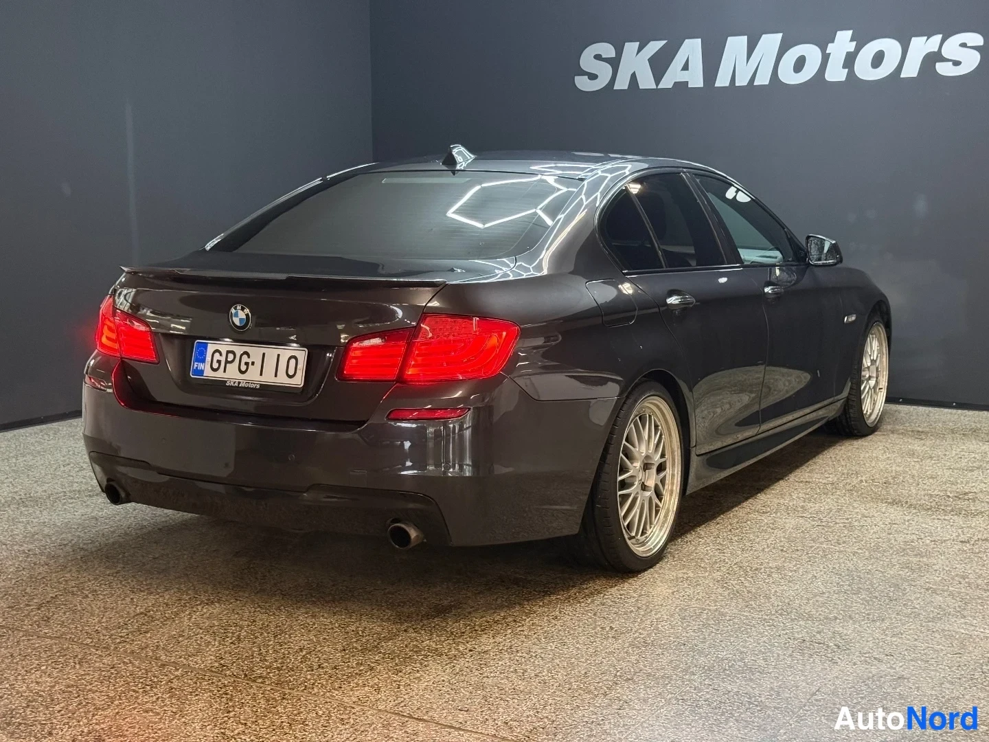 Musta BMW 535i xDrive 2011, takaviisto, kuva 7