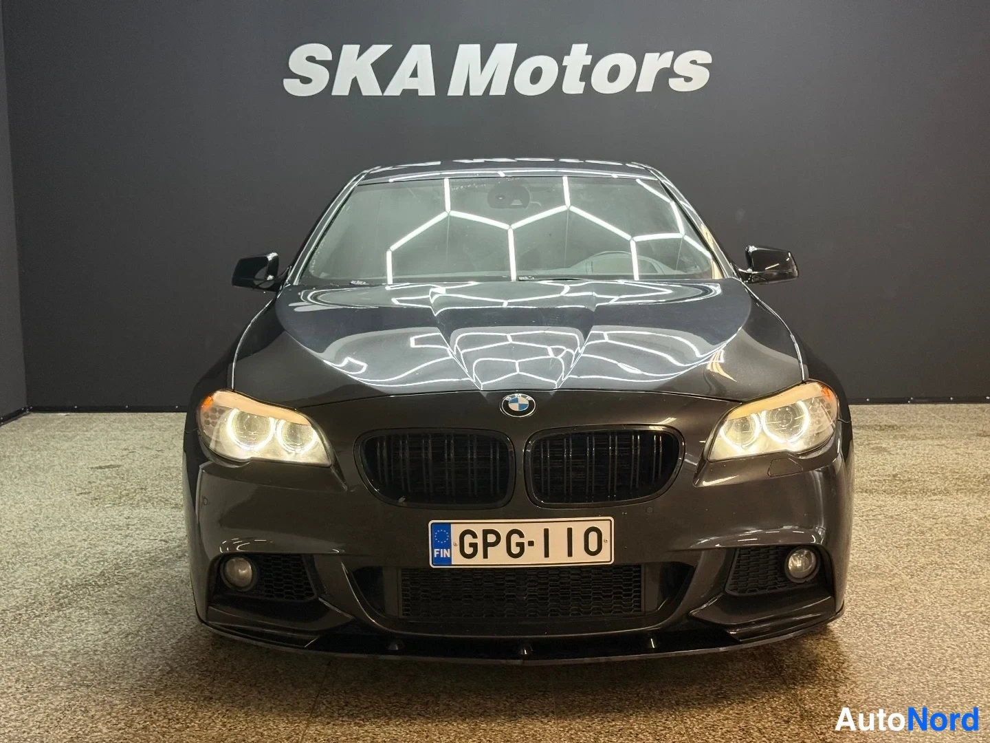Musta BMW 535i xDrive 2011, edestä, kuva 3