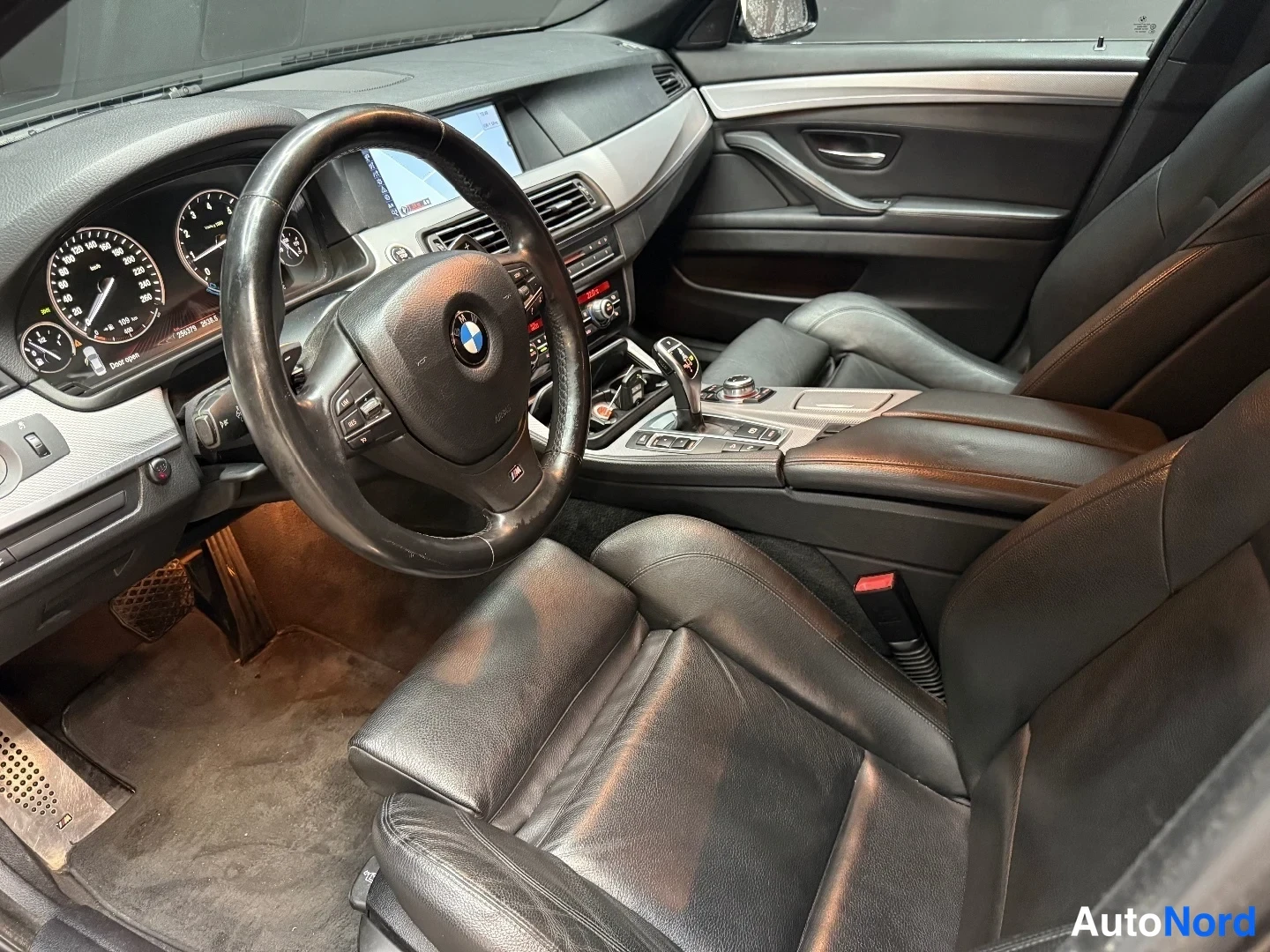 Musta BMW 535i xDrive 2011, ohjaamo, kuva 9
