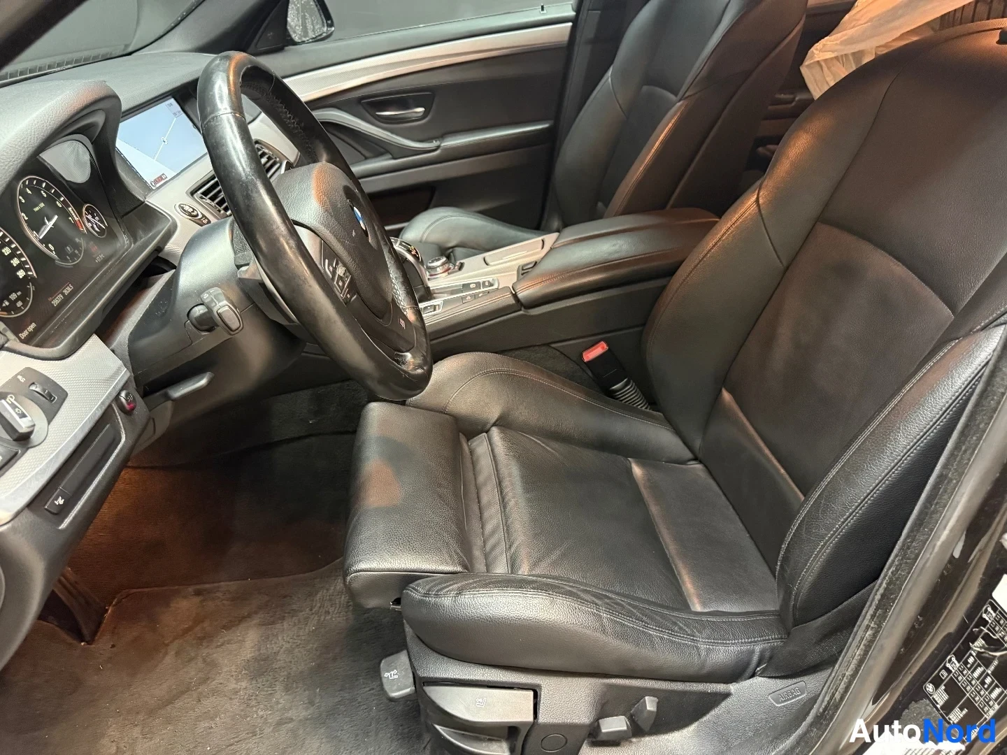 Musta BMW 535i xDrive 2011, etuistuimet, kuva 12