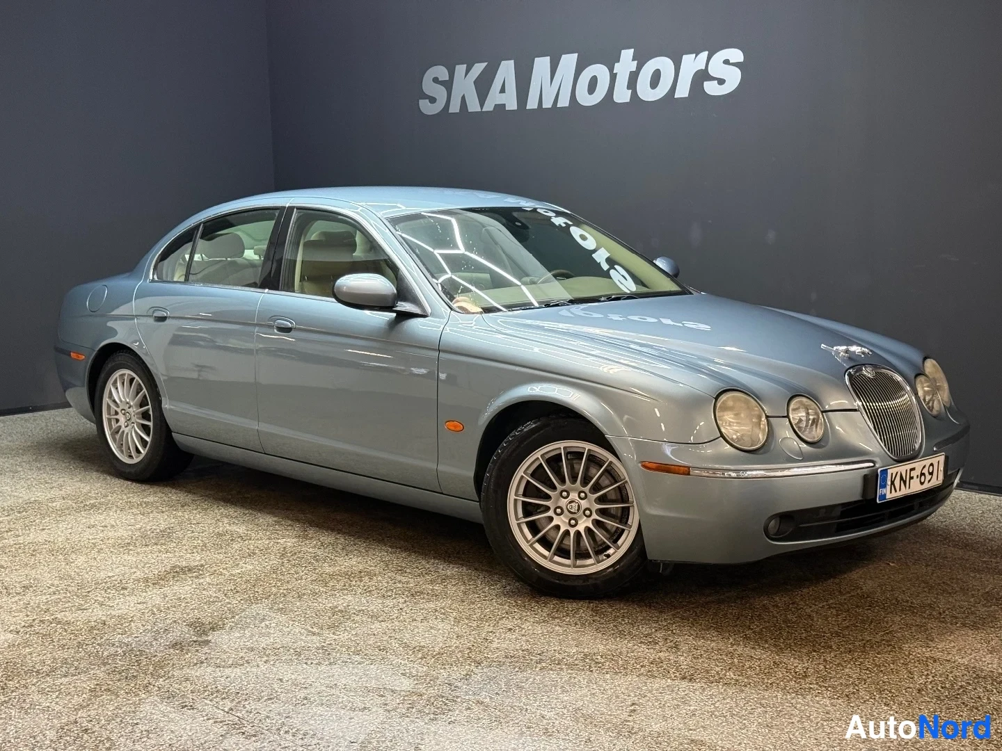 Sininen Jaguar S-Type 2006, etuviisto, keula oikealle, kuva 2