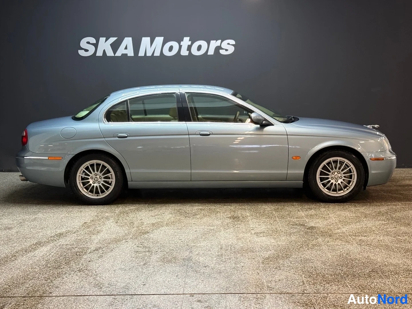 Sininen Jaguar S-Type 2006, sivulta, kuva 4