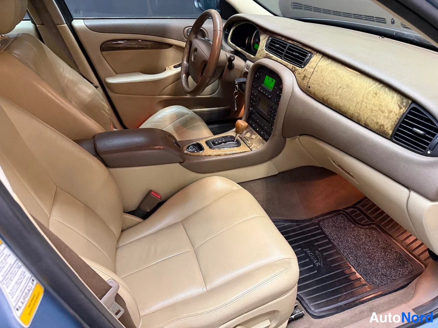 Sininen Jaguar S-Type 2006, ohjaamo, kuva 11