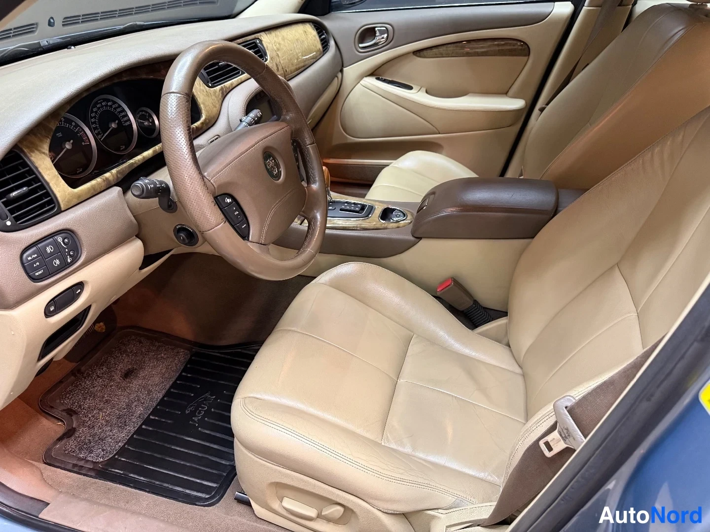 Sininen Jaguar S-Type 2006, ohjaamo, kuva 9
