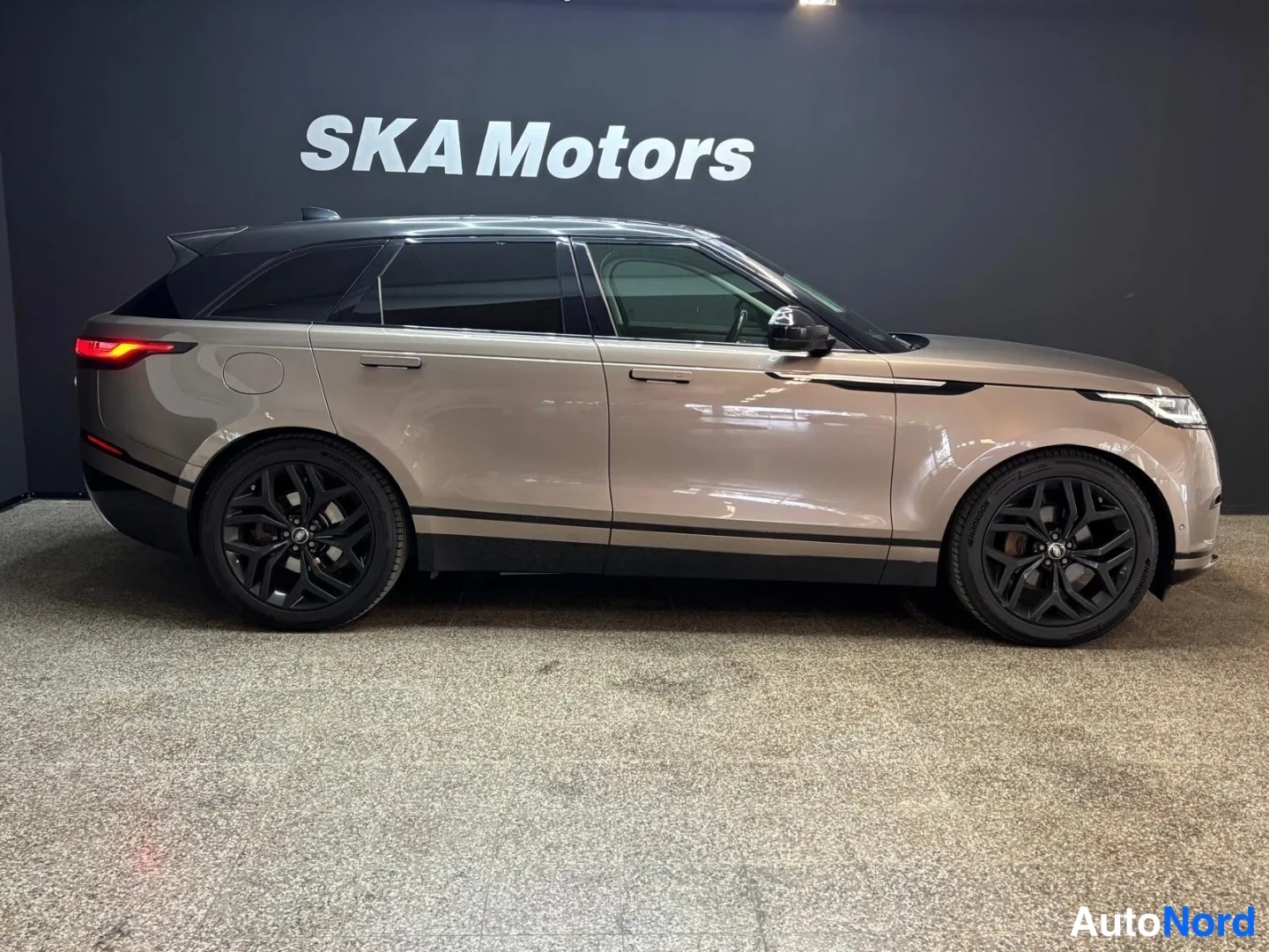 Ruskea Land Rover Range Rover Velar 2018, takaviisto, kuva 5