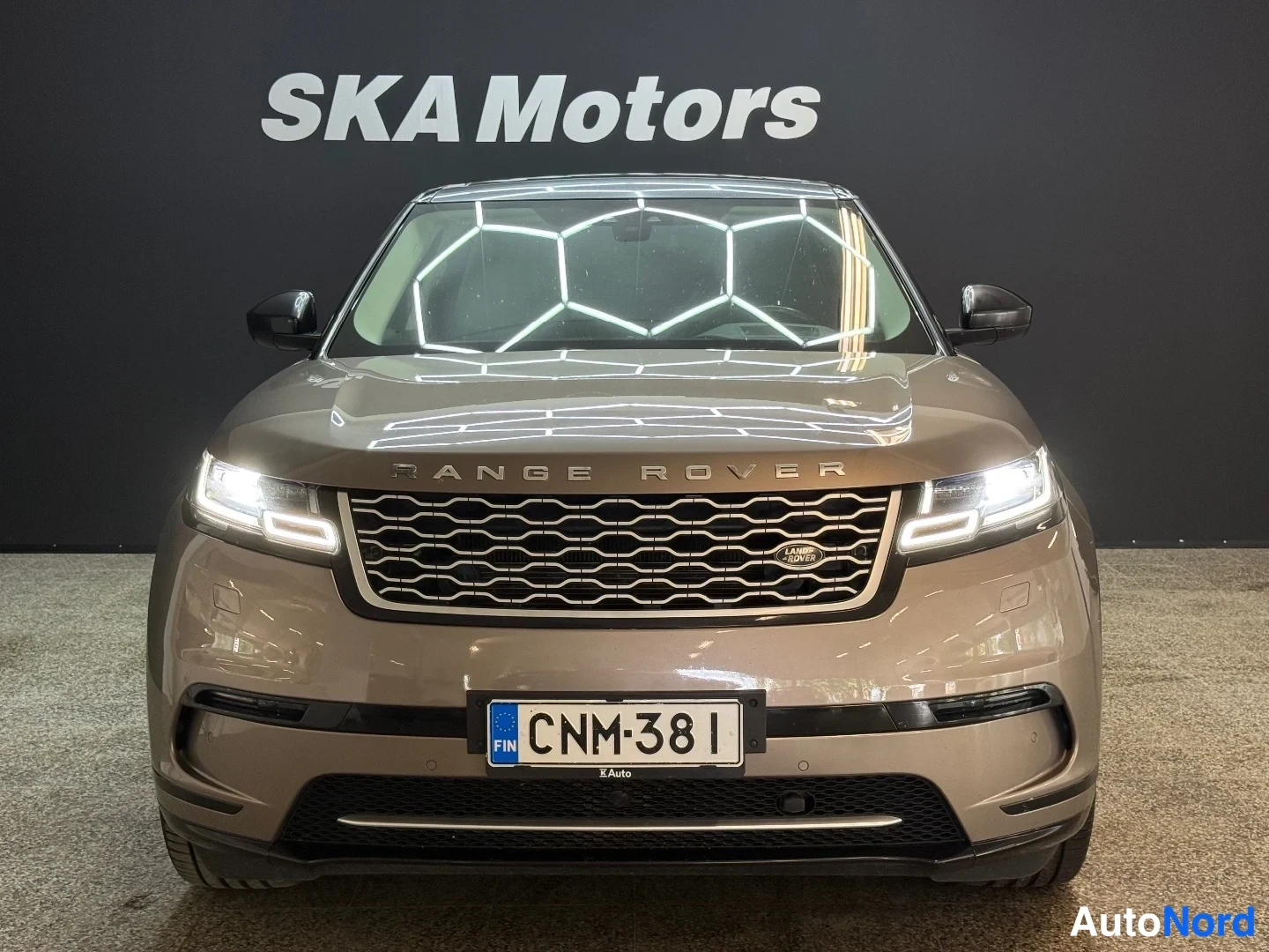 Ruskea Land Rover Range Rover Velar 2018, edestä, kuva 4