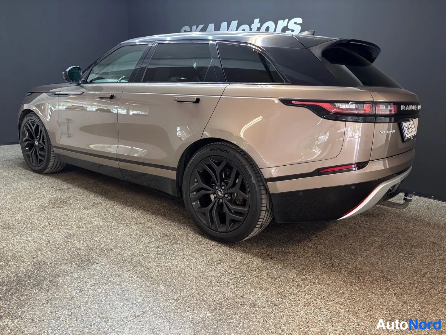 Ruskea Land Rover Range Rover Velar 2018, takaviisto, kuva 6