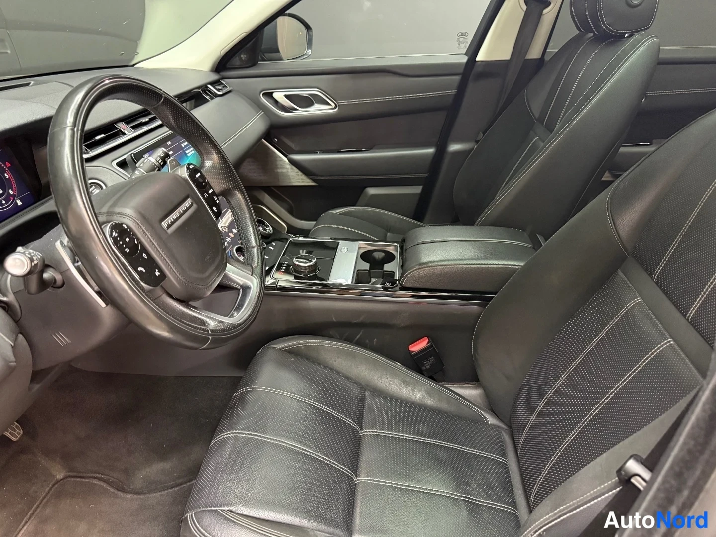 Ruskea Land Rover Range Rover Velar 2018, ohjaamo, kuva 7