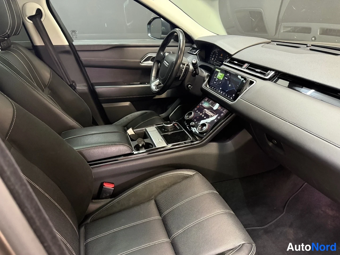 Ruskea Land Rover Range Rover Velar 2018, takaistuimet, kuva 10