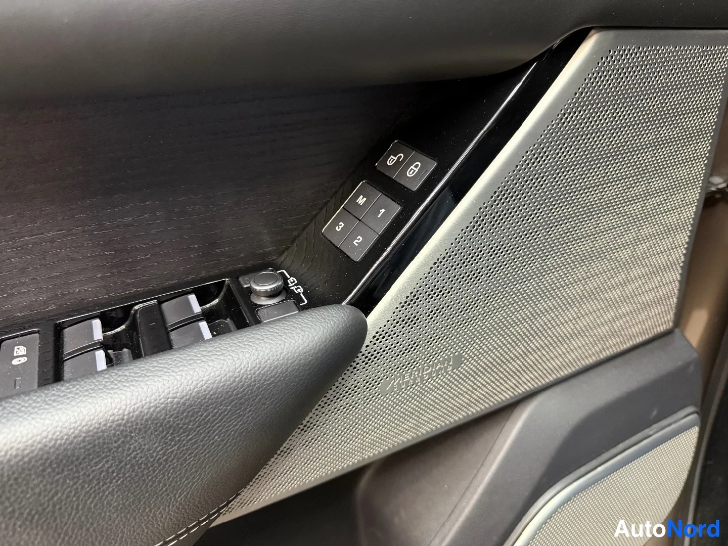 Ruskea Land Rover Range Rover Velar 2018, yksityiskohta, kuva 13