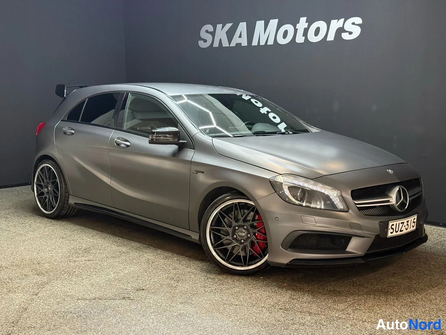 Harmaa Mercedes-Benz A 45 2014, etuviisto, keula oikealle, kuva 2