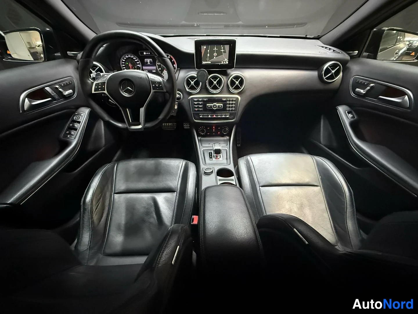 Harmaa Mercedes-Benz A 45 2014, ohjaamo, kuva 10