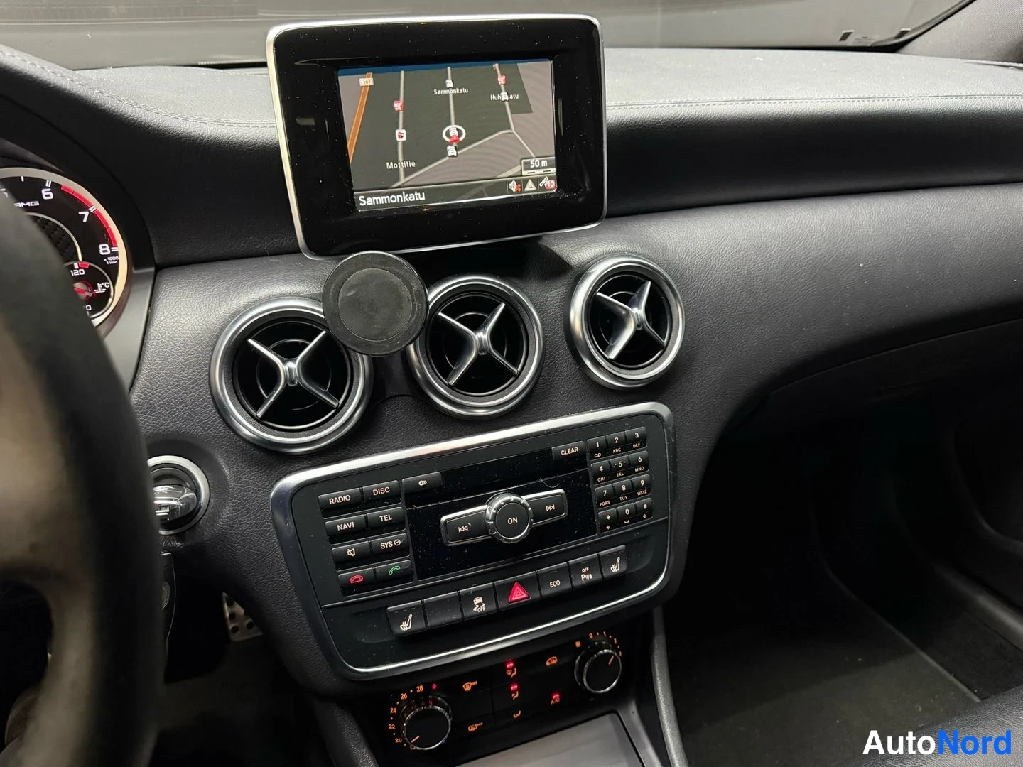 Harmaa Mercedes-Benz A 45 2014, ohjaamo, kuva 11