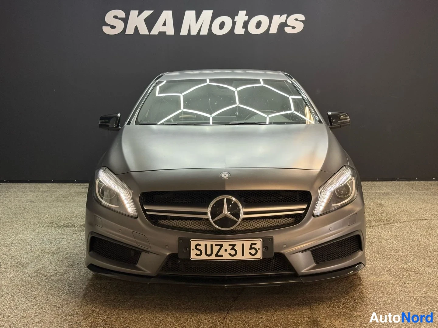 Harmaa Mercedes-Benz A 45 2014, edestä, kuva 3