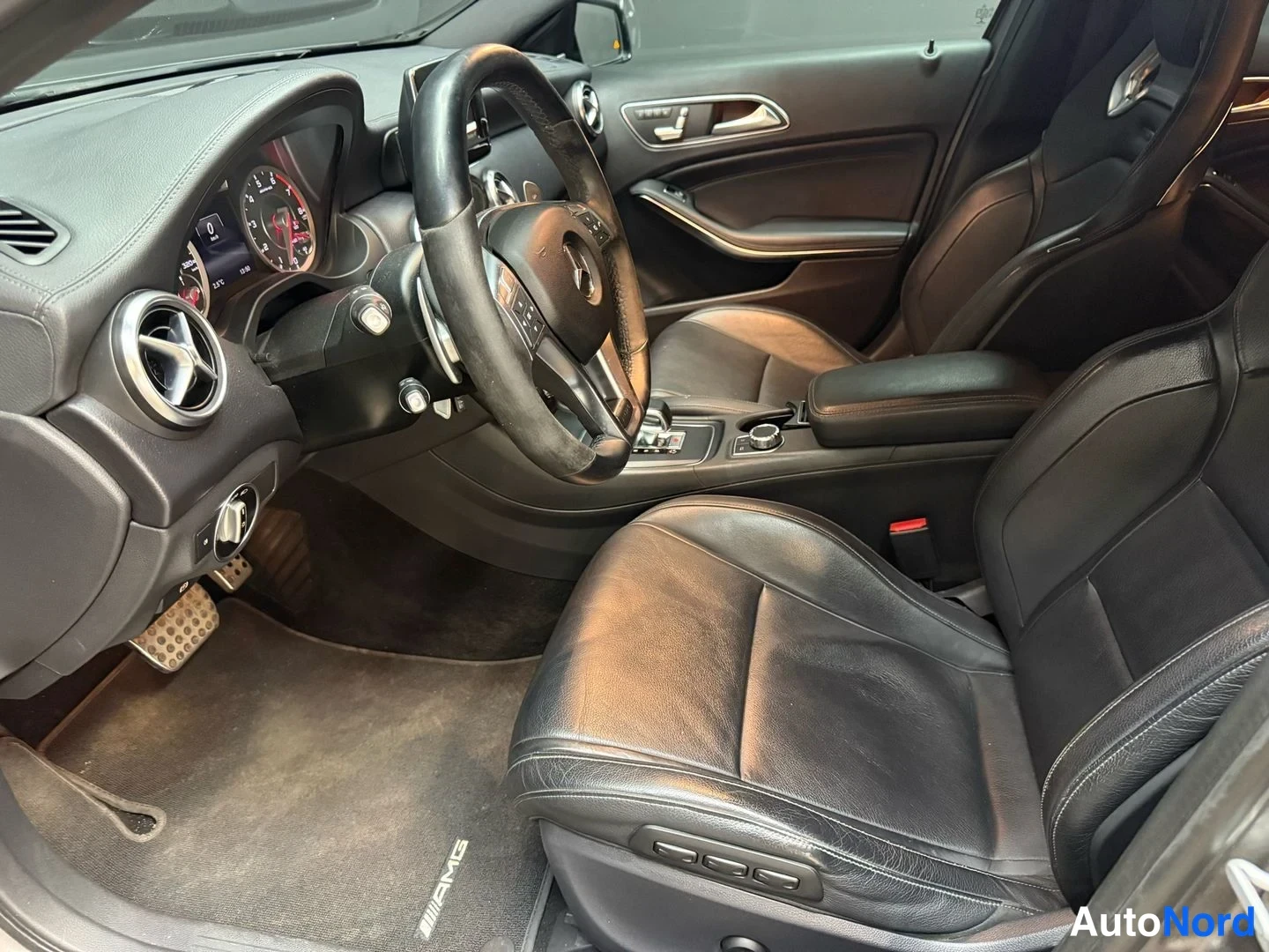 Harmaa Mercedes-Benz A 45 2014, ohjaamo, kuva 12