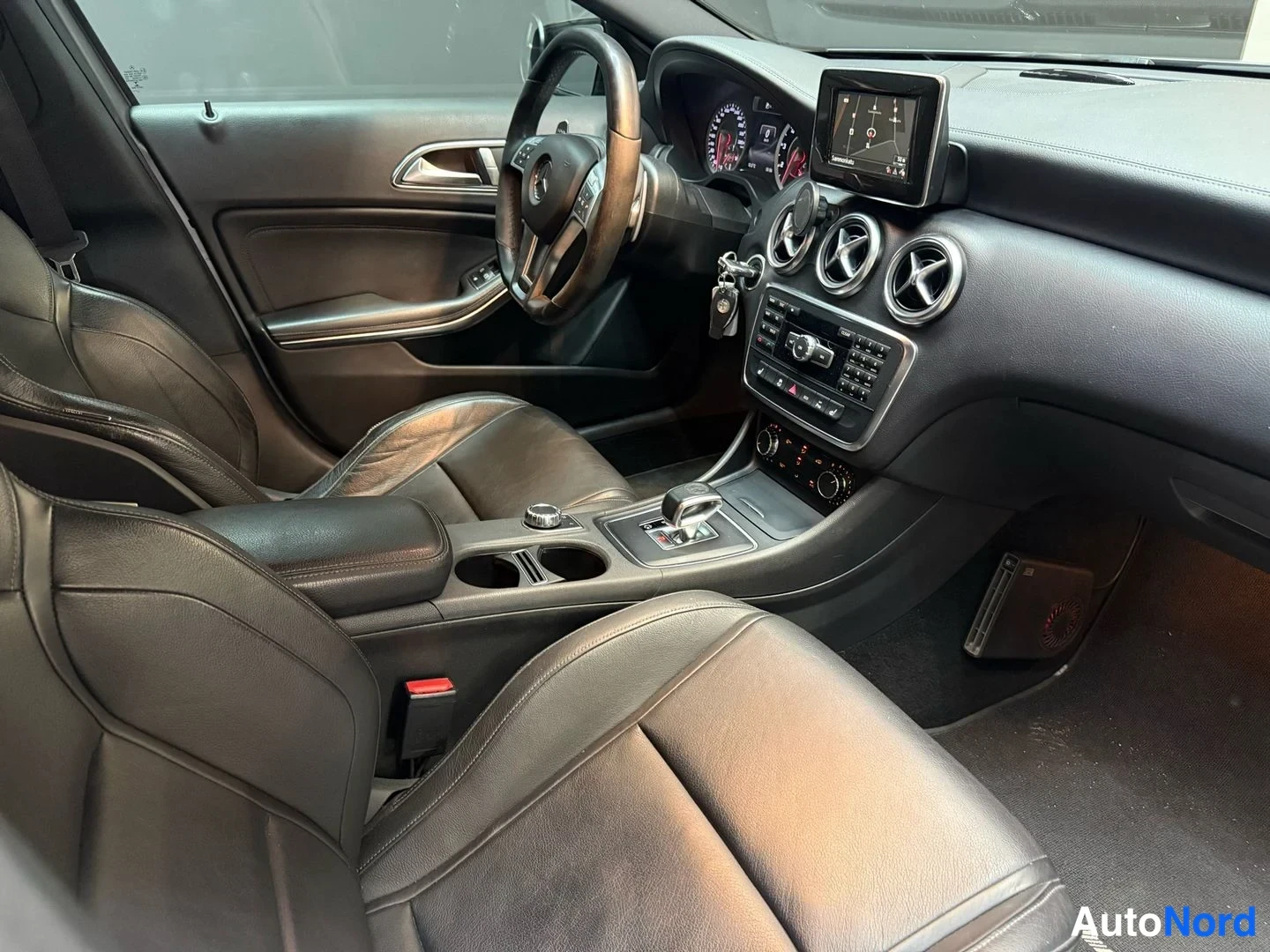 Harmaa Mercedes-Benz A 45 2014, ohjaamo, kuva 9