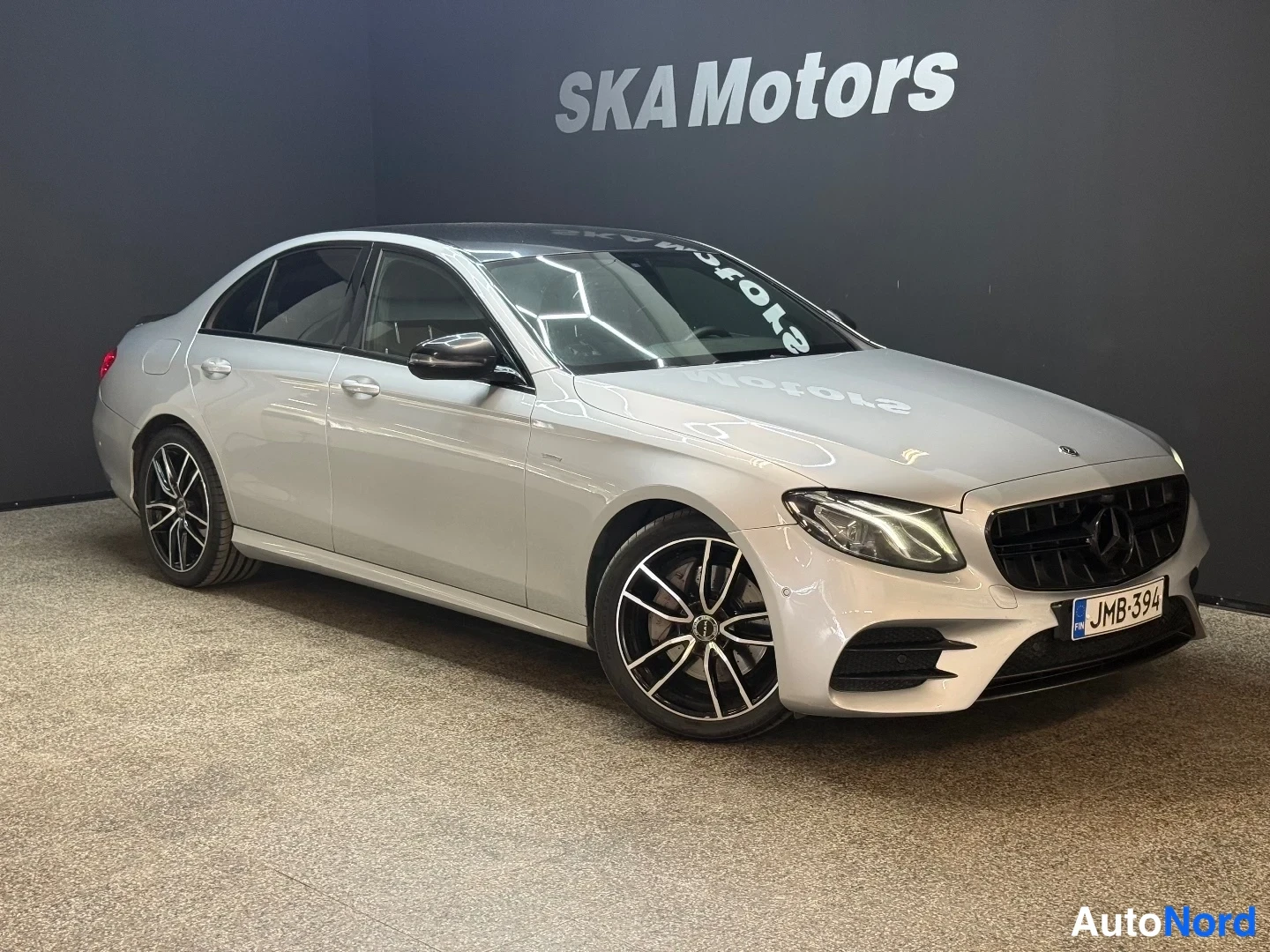 Hopea Mercedes-Benz E 220 d 2017, etuviisto, keula oikealle, kuva 2