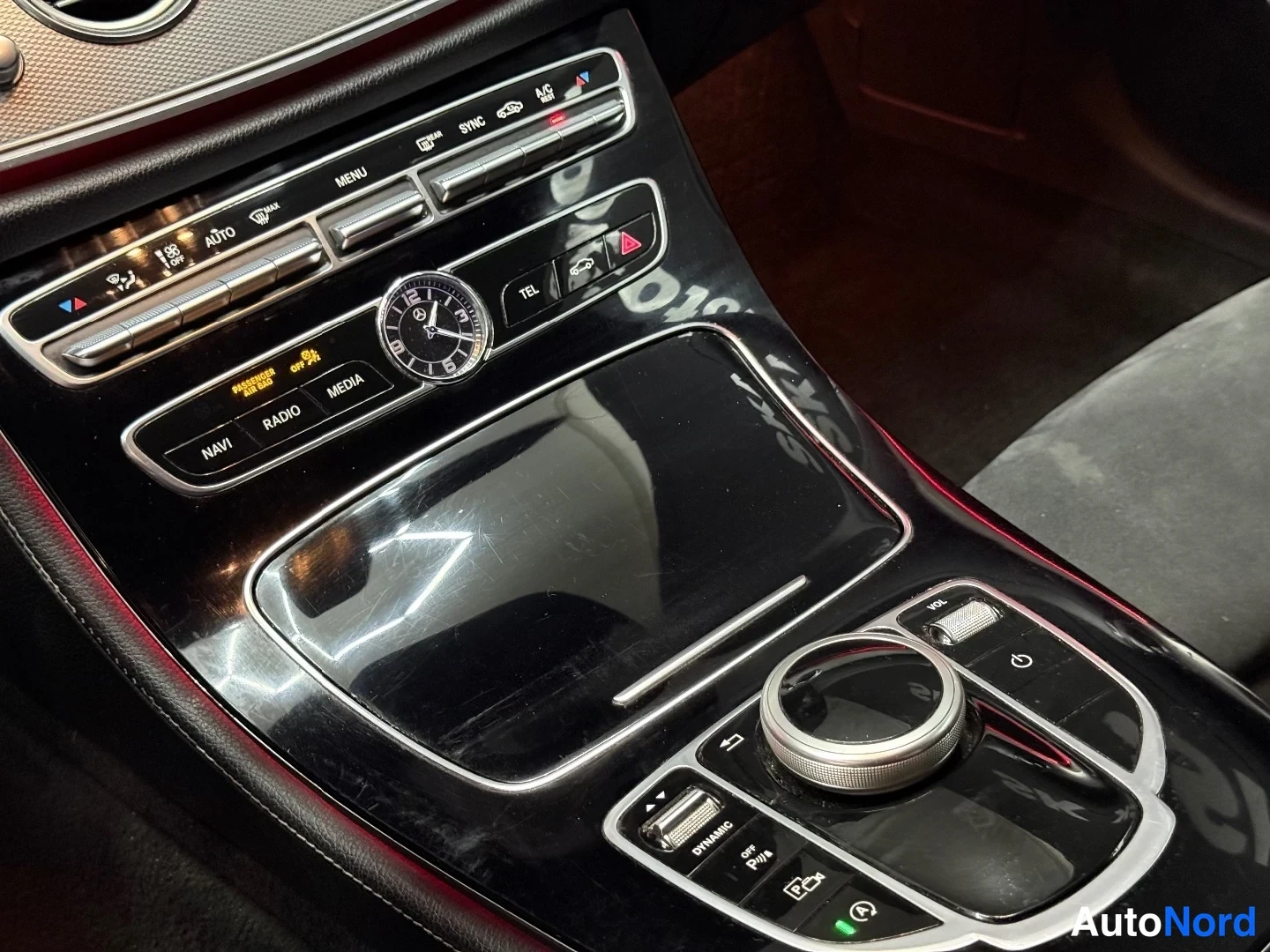 Hopea Mercedes-Benz E 220 d 2017, yksityiskohta, kuva 12