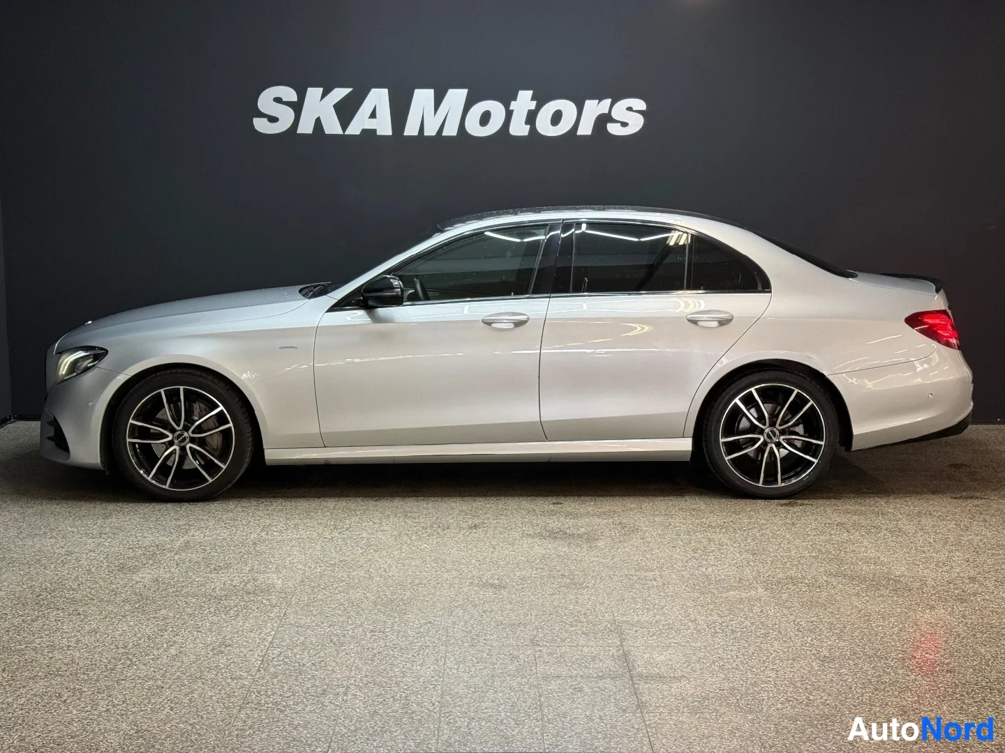 Hopea Mercedes-Benz E 220 d 2017, sivulta, kuva 5