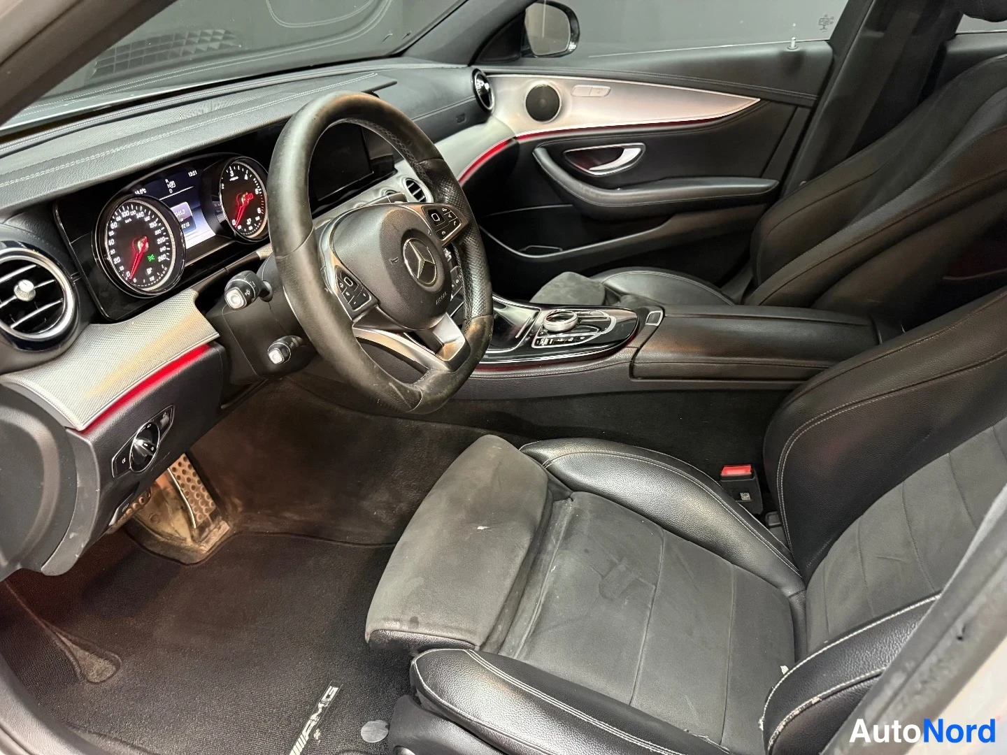 Hopea Mercedes-Benz E 220 d 2017, ohjaamo, kuva 10