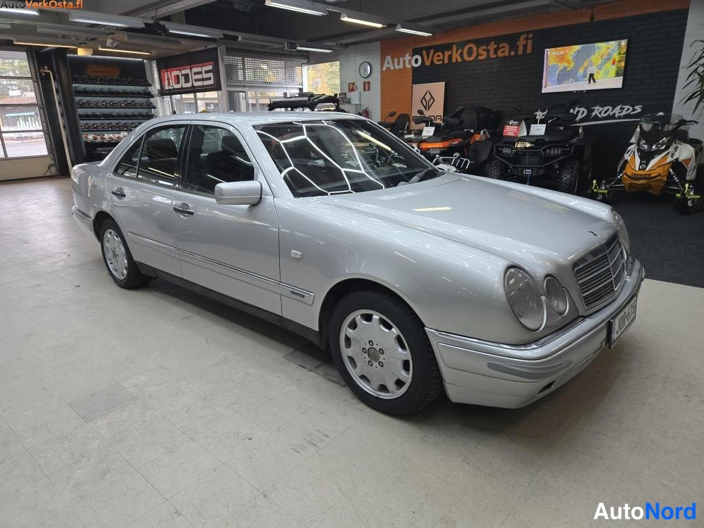 Hopea Mercedes-Benz E 300 d 1998, etuviisto, keula oikealle, kuva 2