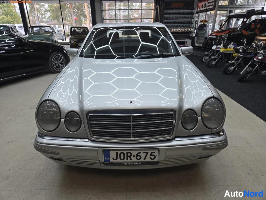 Hopea Mercedes-Benz E 300 d 1998, edestä, kuva 3