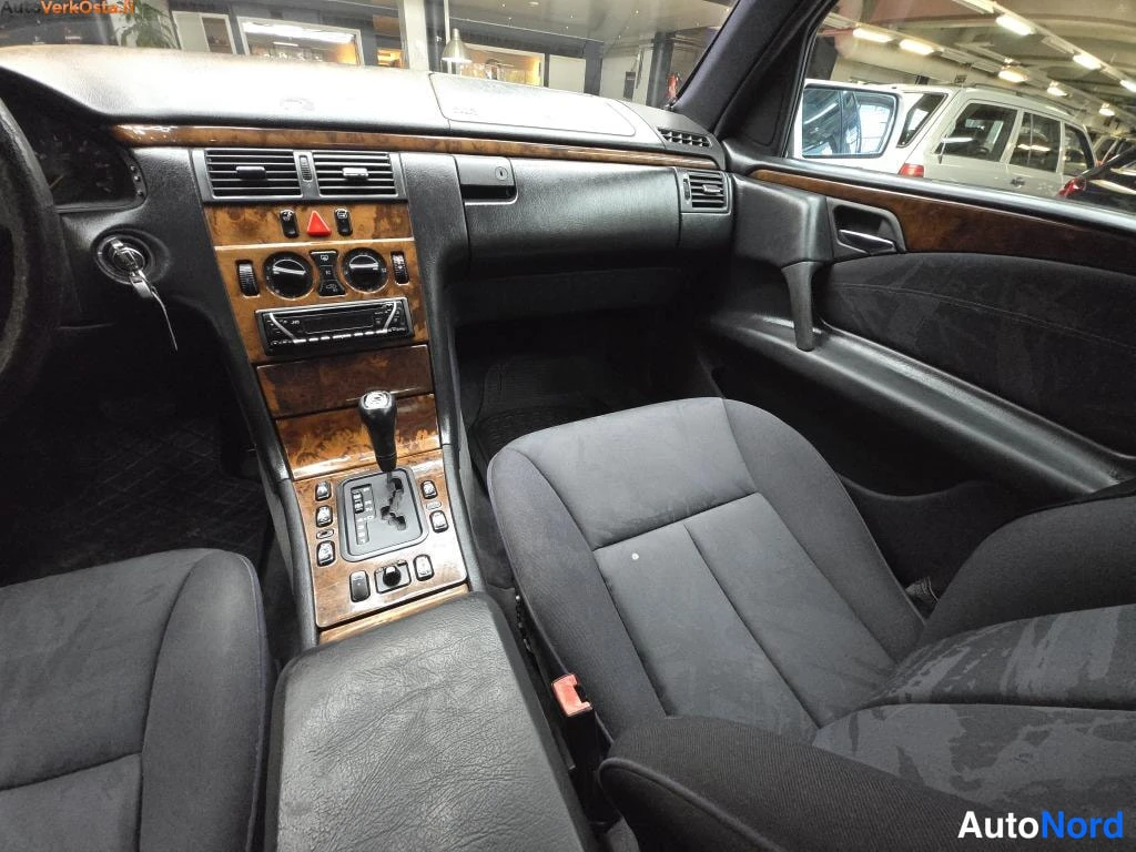 Hopea Mercedes-Benz E 300 d 1998, ohjaamo, kuva 10