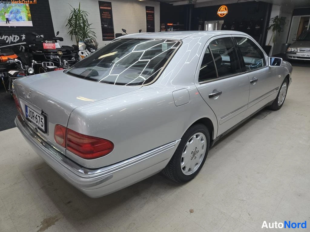Hopea Mercedes-Benz E 300 d 1998, takaviisto, kuva 4