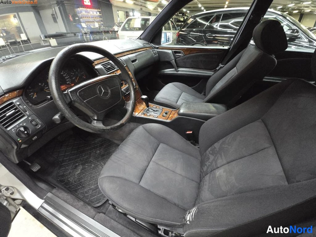 Hopea Mercedes-Benz E 300 d 1998, ohjaamo, kuva 7