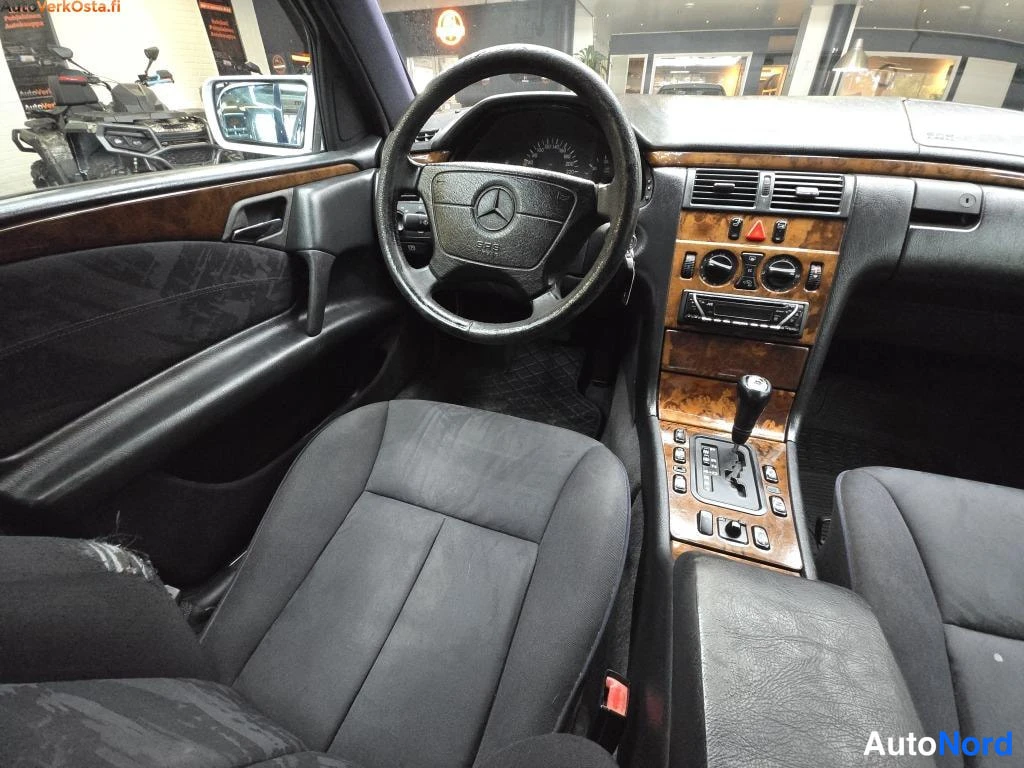 Hopea Mercedes-Benz E 300 d 1998, etuistuimet, kuva 11