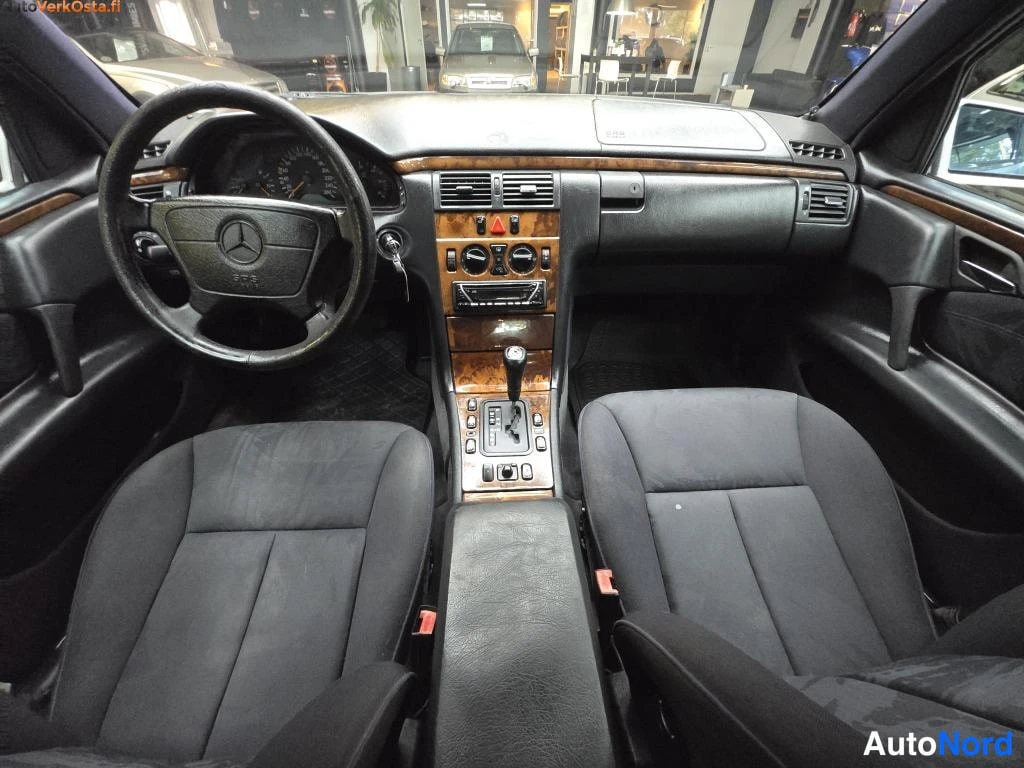 Hopea Mercedes-Benz E 300 d 1998, ohjaamo, kuva 9