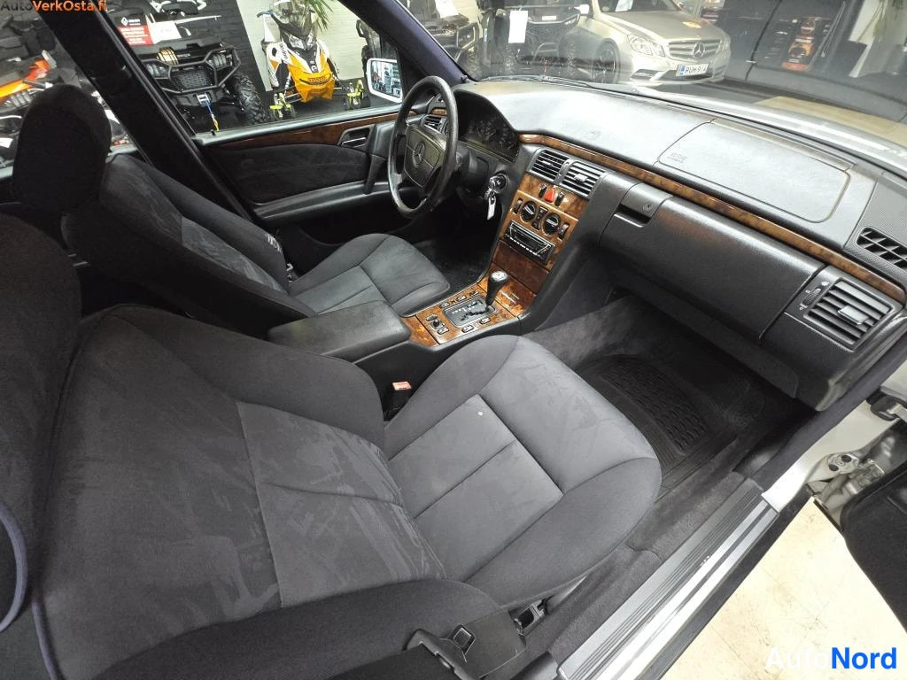 Hopea Mercedes-Benz E 300 d 1998, ohjaamo, kuva 8