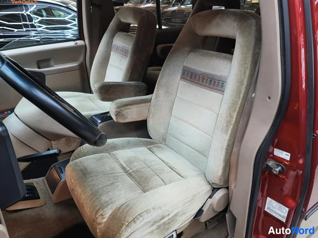 Punainen Ford Aerostar 1989, etuistuimet, kuva 6