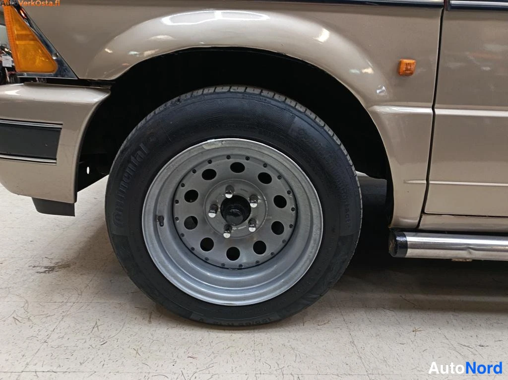 Punainen Ford Aerostar 1989, yksityiskohta, kuva 11