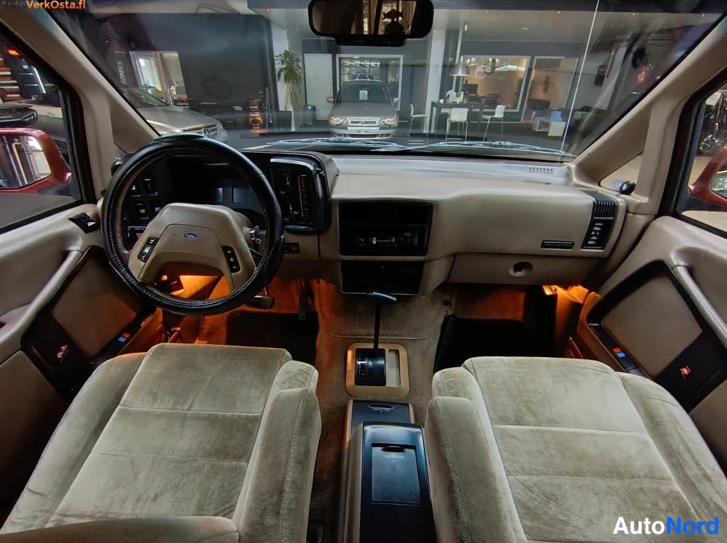 Punainen Ford Aerostar 1989, ohjaamo, kuva 5