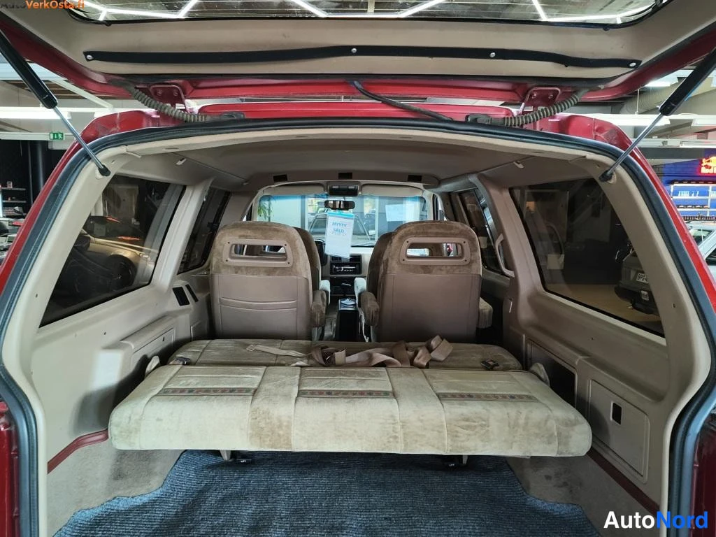 Punainen Ford Aerostar 1989, tavaratila, kuva 10