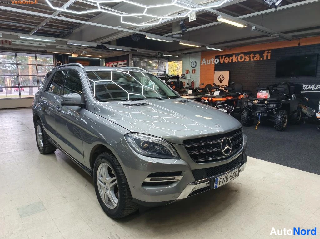 Harmaa Mercedes-Benz ML 250 BlueTEC 4MATIC 2013, etuviisto, keula oikealle, kuva 2