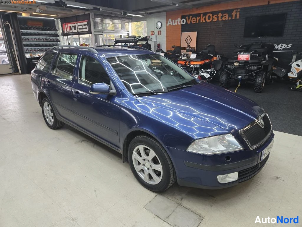 Sininen Skoda Octavia 2008, etuviisto, keula oikealle, kuva 2