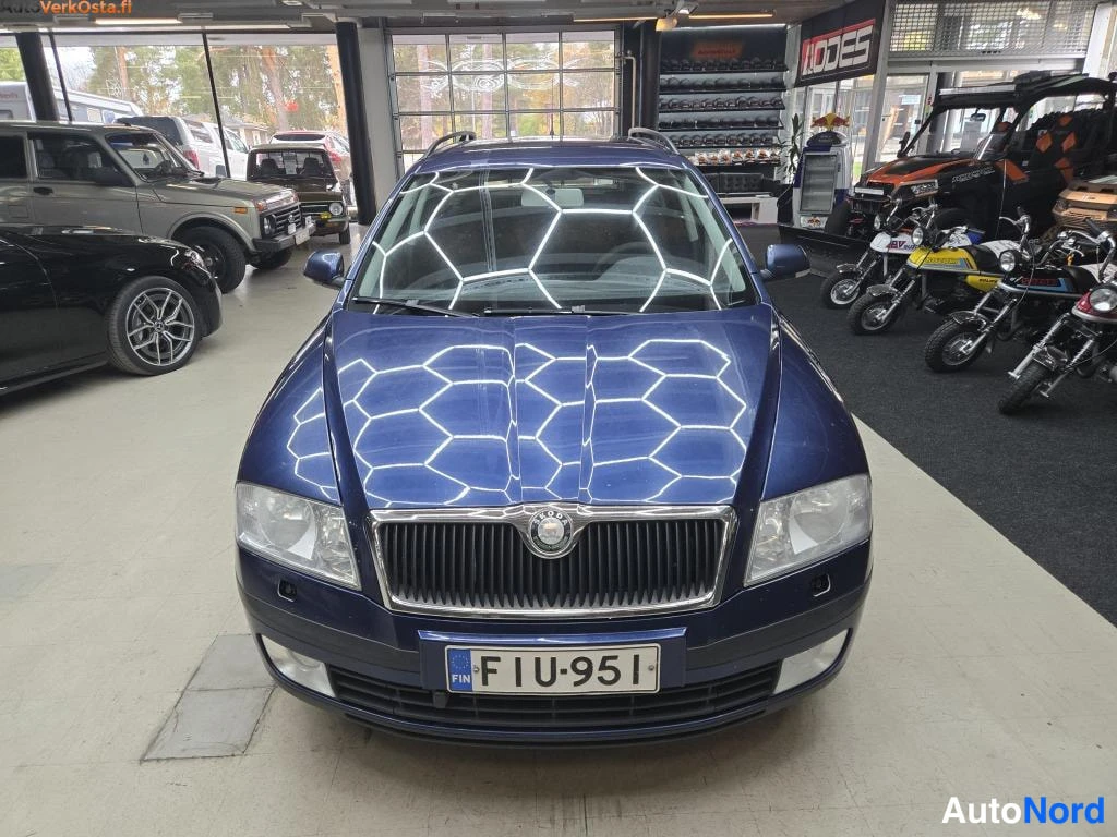 Sininen Skoda Octavia 2008, edestä, kuva 3
