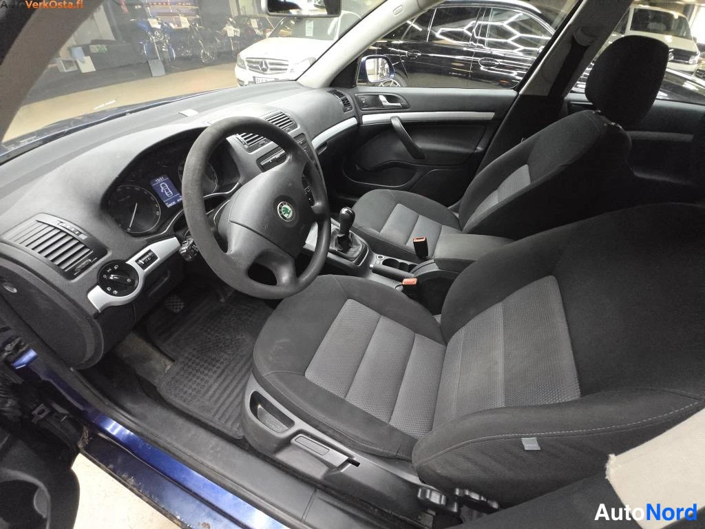 Sininen Skoda Octavia 2008, ohjaamo, kuva 7