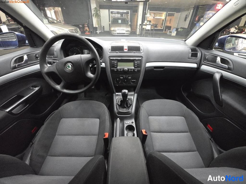 Sininen Skoda Octavia 2008, ohjaamo, kuva 8
