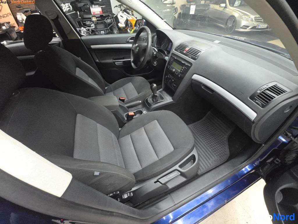 Sininen Skoda Octavia 2008, ohjaamo, kuva 9